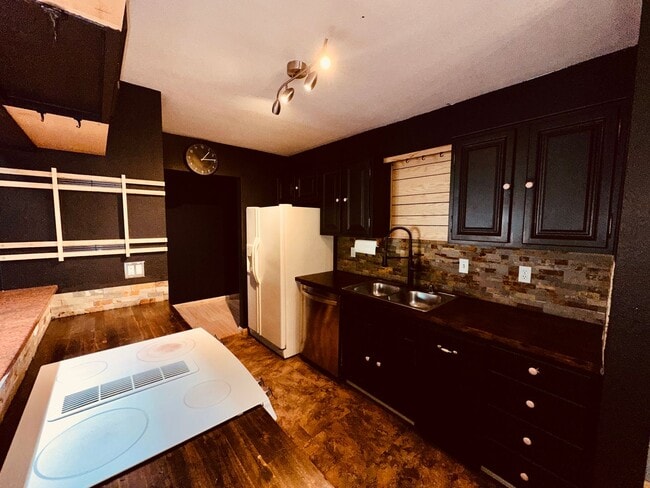 Building Photo - Beautiful Downtown Condo!