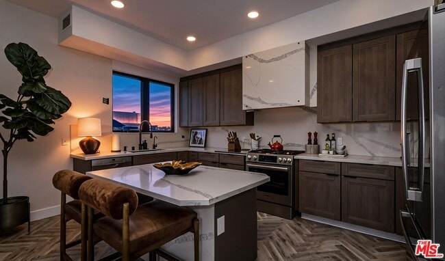 Building Photo - 137 N Doheny Dr