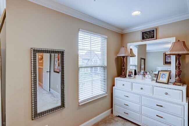 Building Photo - Hendersonville Townhome with Garage, Fireplace & Walk-In Closet