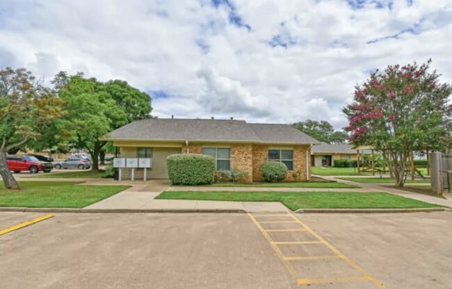 Building Photo - 1600 S Palestine St
