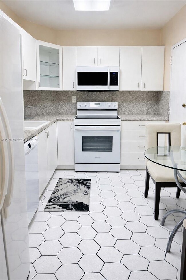 Building Photo - 500 Bayview Dr