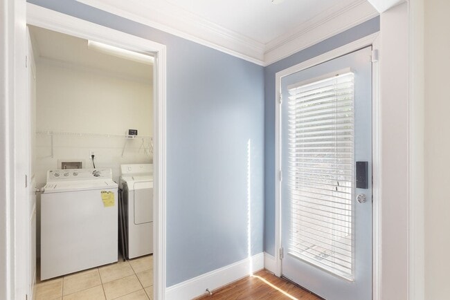 Building Photo - Updated 3/2 Bungalow w/ Large Backyard & M...