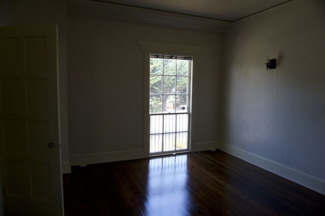Building Photo - *** Unit is not available for showings until 01/01/2026 ***