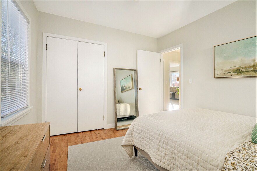 Building Photo - 204 E Spring St