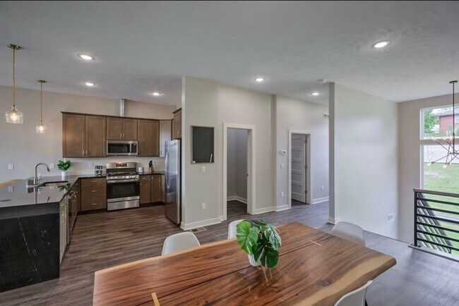 Building Photo - Fully Furnished Modern 3BR Retreat | Penth...