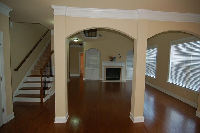 Building Photo - 2145 Manor View