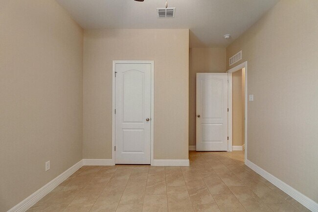 Building Photo - 2202 Crystal Bay Dr.