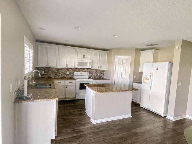 Building Photo - 1641 Strathmore Cir