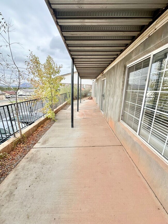 Building Photo - 4 bedrooms plus 2 additional areas. Price Reduced!!