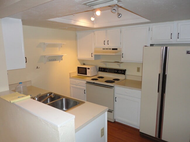 Building Photo - 2 bedroom/2 bath condo in Rockwood Villas.
