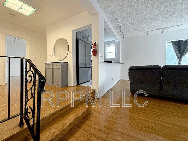 Building Photo - 19-31 Lyons Ave #612