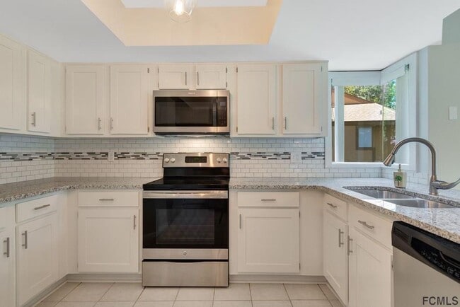 Building Photo - Stunning townhome on Palm Harbor Golf Course!