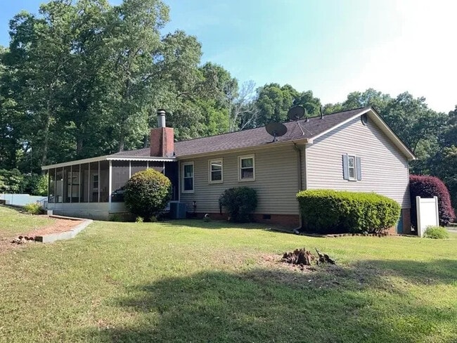 Building Photo - 3 bedroom 2 Bathroom