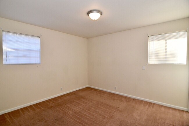 Building Photo - 3 Bed/1.5 Bath home off Meadowbrook Drive ...