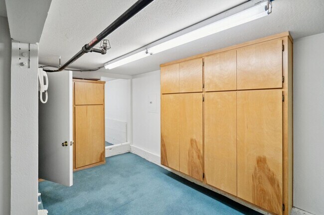 Building Photo - 651 Manresa Ln
