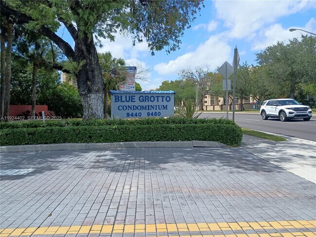 Building Photo - 9460 Fontainebleau Blvd