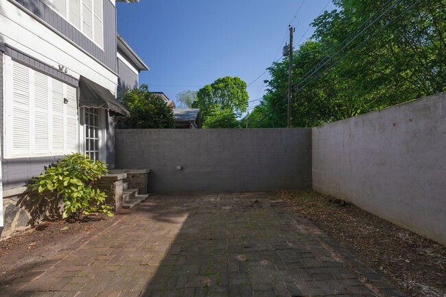 Building Photo - Spacious 1/1 Condo w/ Enclosed Patio & Off...