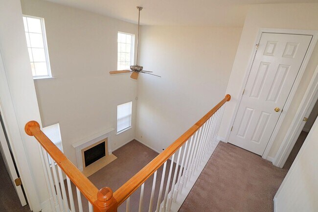 Building Photo - Well maintained 3 bedroom 2.5 bath home ne...