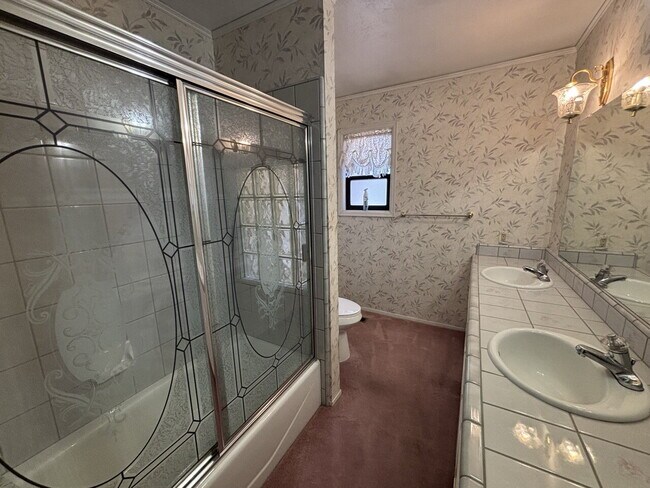 Building Photo - Amazing large 3-bedroom home in highly desirable neighborhood in Placerville with pool!