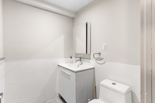 Building Photo - ROOM ONLY in 5-bed/2.5-bath Home