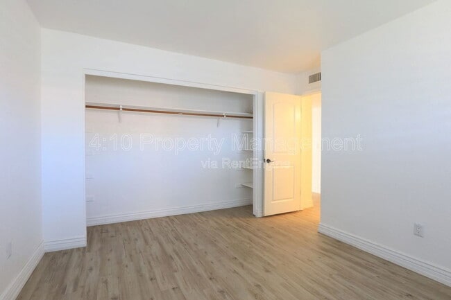 Building Photo - 951 E Leeward Ln