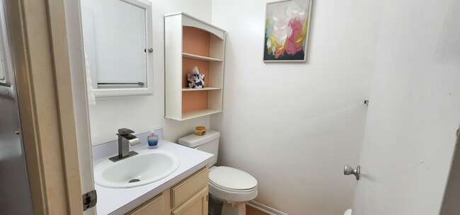 Building Photo - Beautifully furnished 1 bedroom 1.5 bath condo