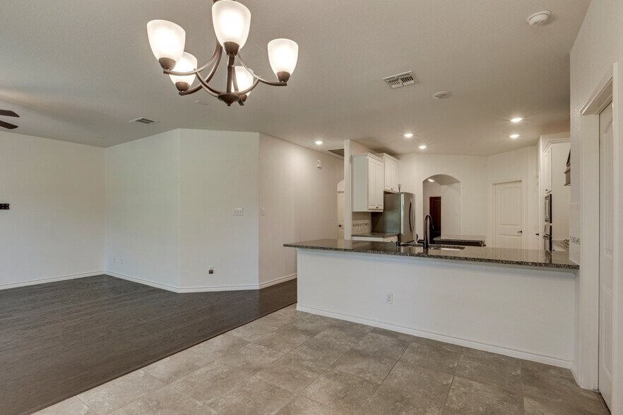 Building Photo - 3022 Maverick Dr