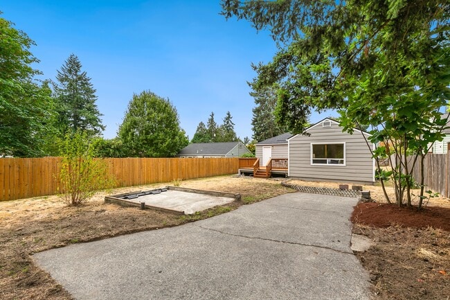 Building Photo - 10346 Ashworth Ave N