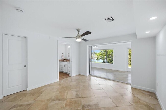 Building Photo - 885 Spanish Dr N