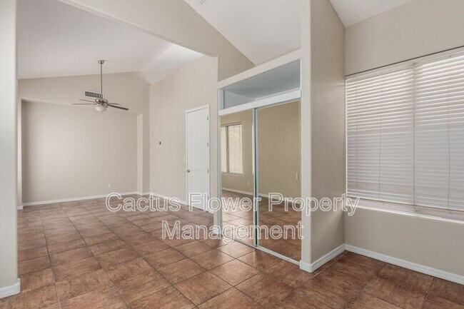 Building Photo - 749 E La Costa Dr