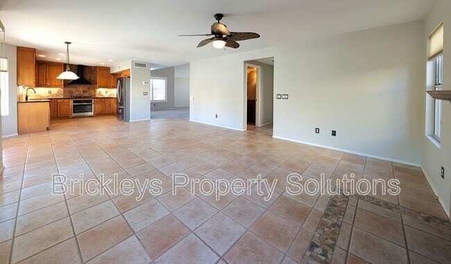 Building Photo - 2340 W Myrtle Dr