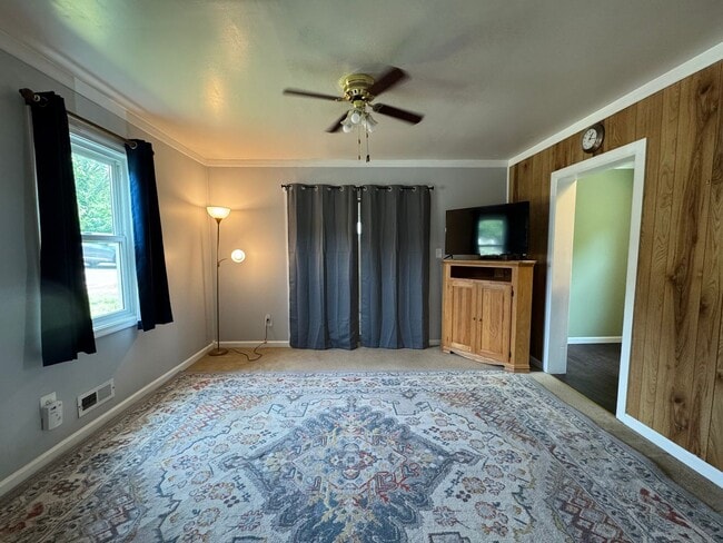 Building Photo - Charming 2 Bed 1.5 Bath Single Family Home...
