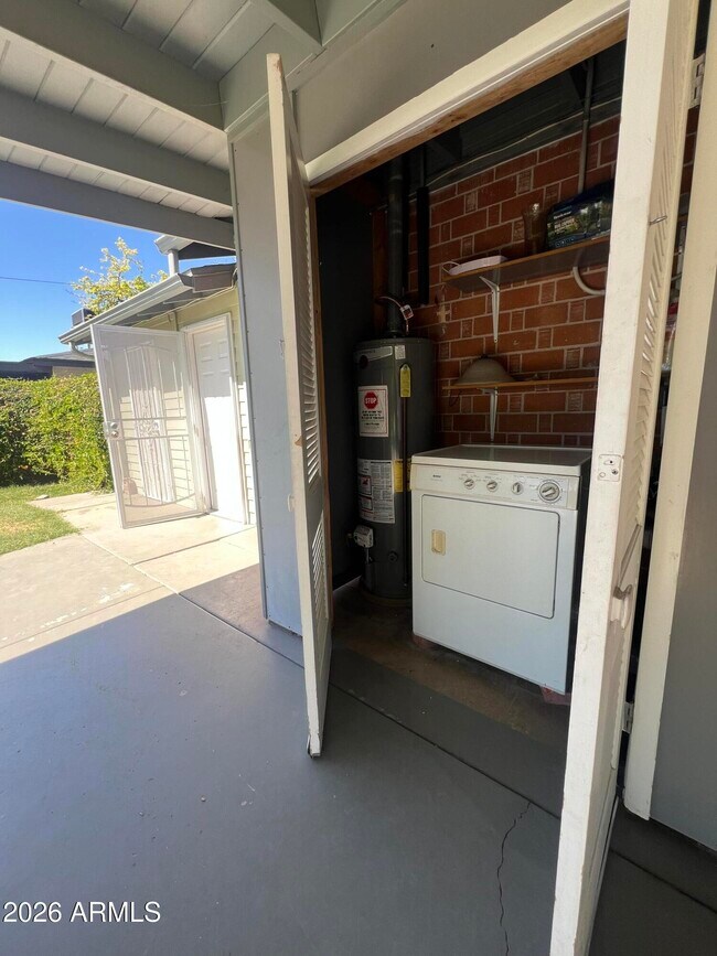 Building Photo - 4121 E Edgemont Ave