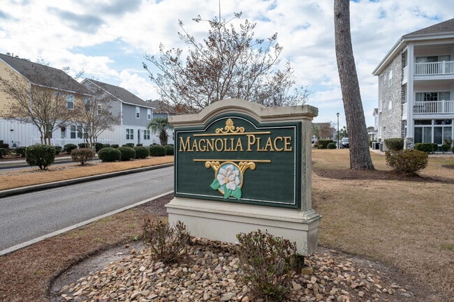 Building Photo - Furnished Unit Overlooking Golf Course