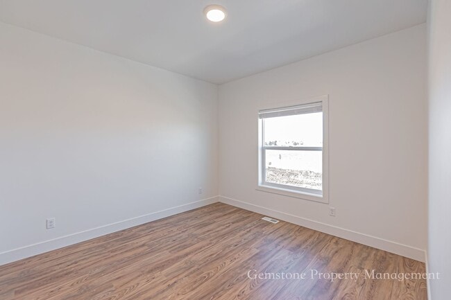 Building Photo - BEAUTIFUL 3 Bed 2.5 Bath Townhome located in Sugar City!