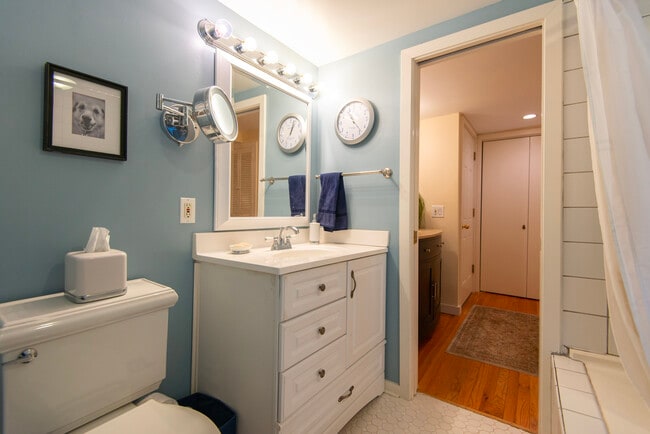 Building Photo - 172 Ponus Ave