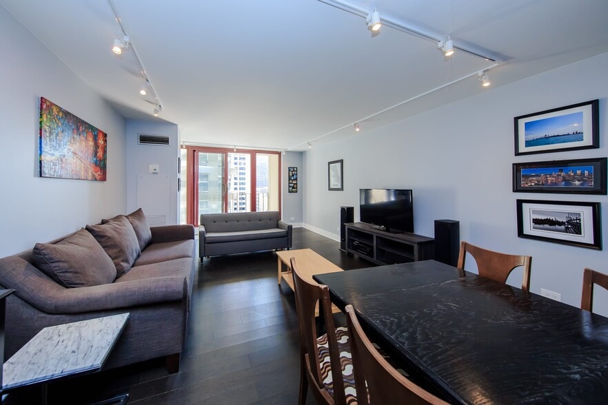 Living Room - 200 N Dearborn St