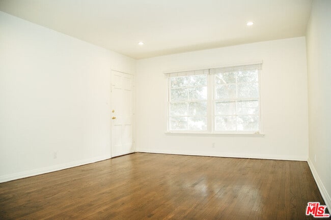 Building Photo - 521 Hollister Ave