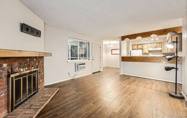 Building Photo - 1-Bed Aurora Gem - Private Balcony, Workin...