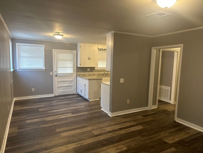 Building Photo - 3 bed fully renovated MHA Vouchers Welcomed!!!