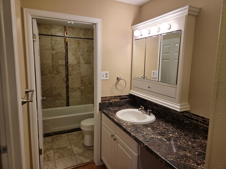 Building Photo - 2325 S Linden Ct