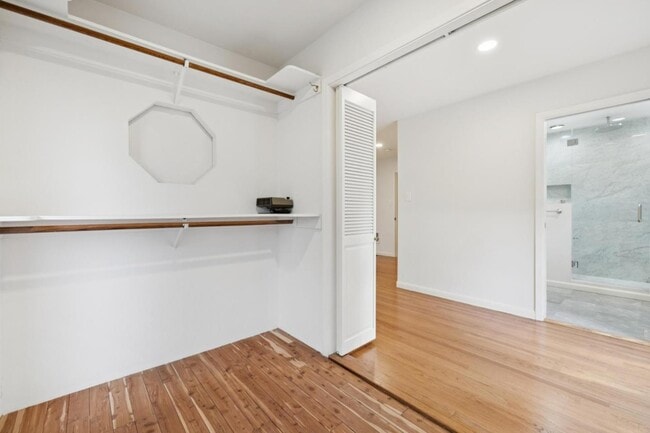 Building Photo - 216 Valparaiso Ave