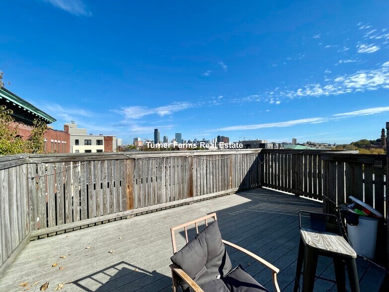 Building Photo - 717 Parker St