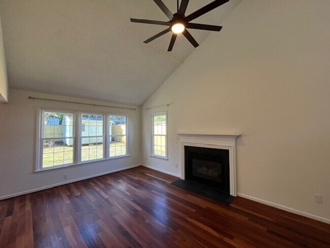 Building Photo - Recently Renovated Home in Wilmington