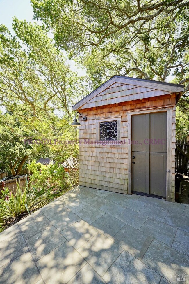 Building Photo - 422 Live Oak Dr