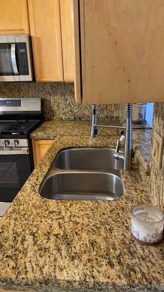 Building Photo - 423 Colorado Ave