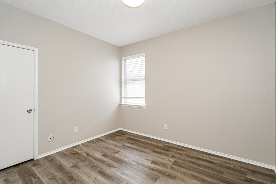 Building Photo - 7213 Park Creek Cir W