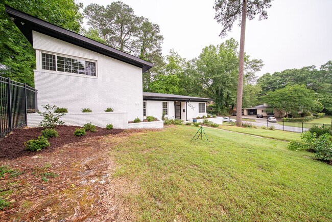 Building Photo - 4 bedroom/3 bath, 3711 sqft in Midtown!