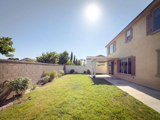 Building Photo - Beautiful 2 Story 5 Bedroom SOLAR Home + L...