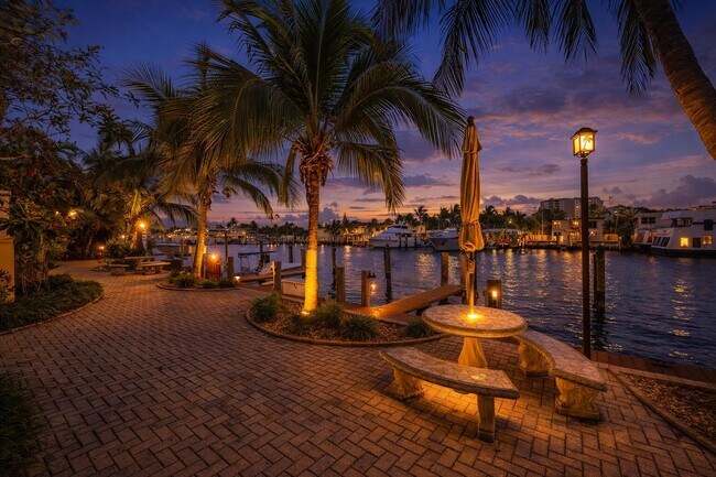 Building Photo - 815 Middle River Dr